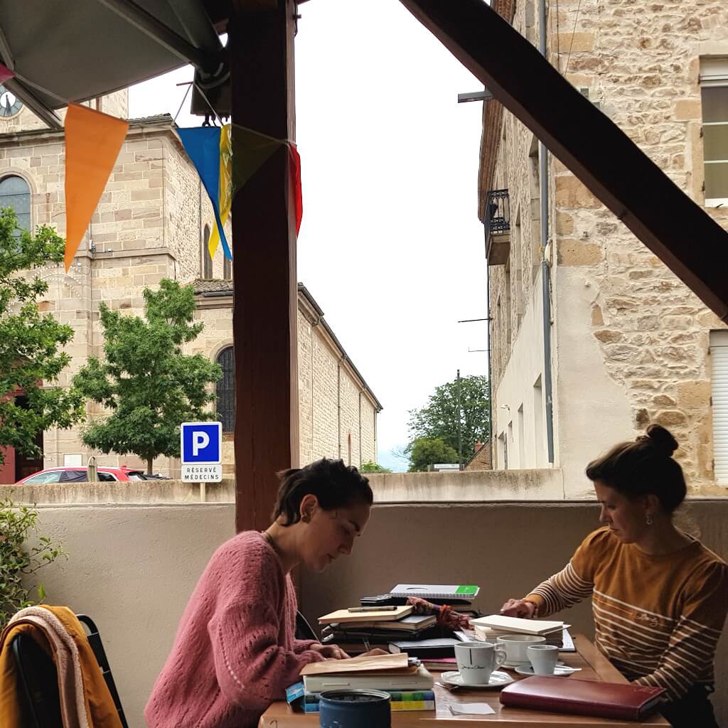 initiation au carnet de voyage au café du village