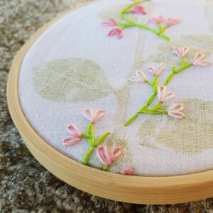 tableau textile embellissement impression vegetale & broderie detail