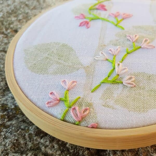 tableau textile embellissement impression vegetale & broderie detail