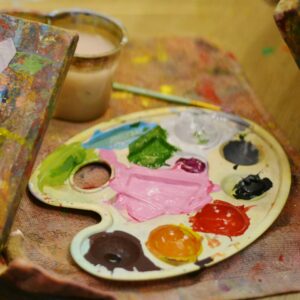 palette de peinture utilisée pour atelier peinture enfants