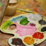 palette de peinture utilisée pour atelier peinture enfants