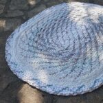 Tapis artisanal sur mesure en tissus tressés revalorisé blanc beige bleu