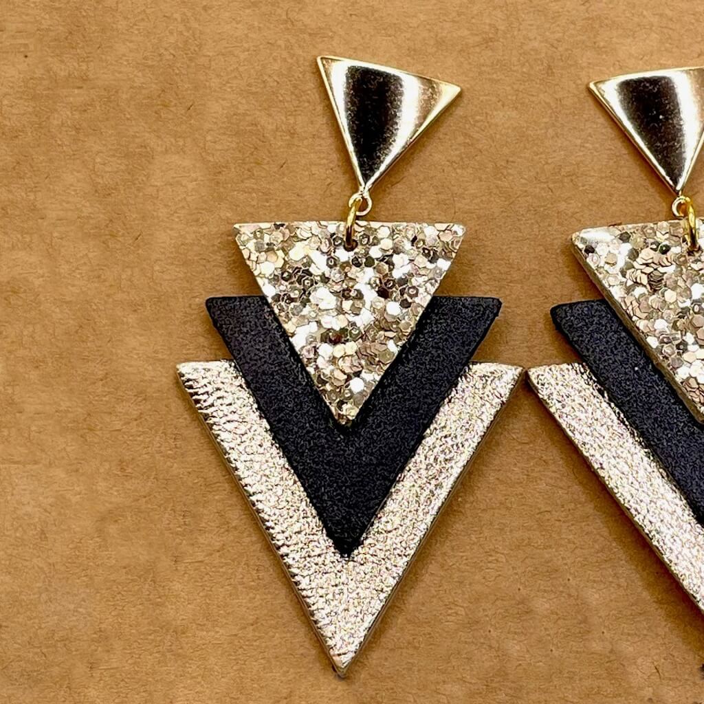 Boucles oreilles pendantes originales cuir noir doré