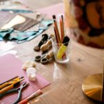 atelier fabrication artisanale boucles oreilles pendantes fantaisie