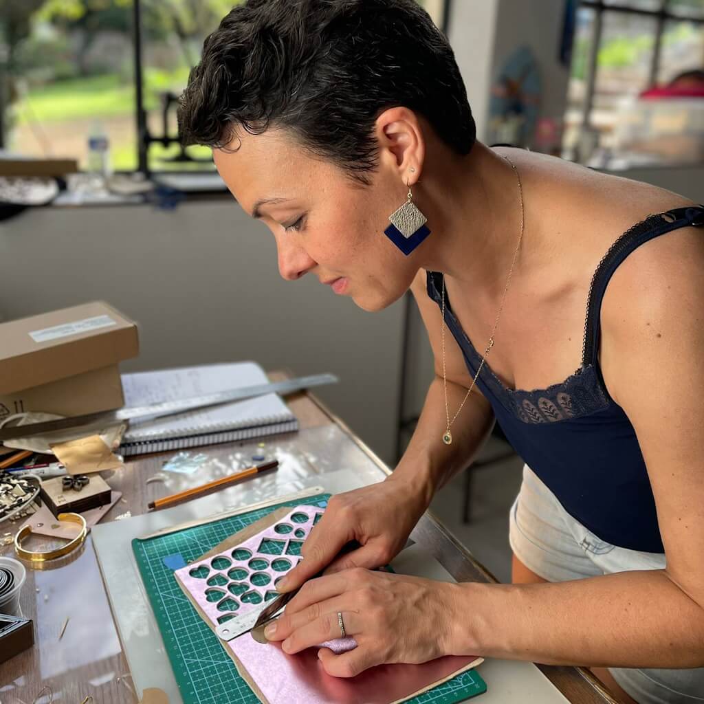 atelier fabrication boucles oreilles pendantes fantaisie_amelie créatrice