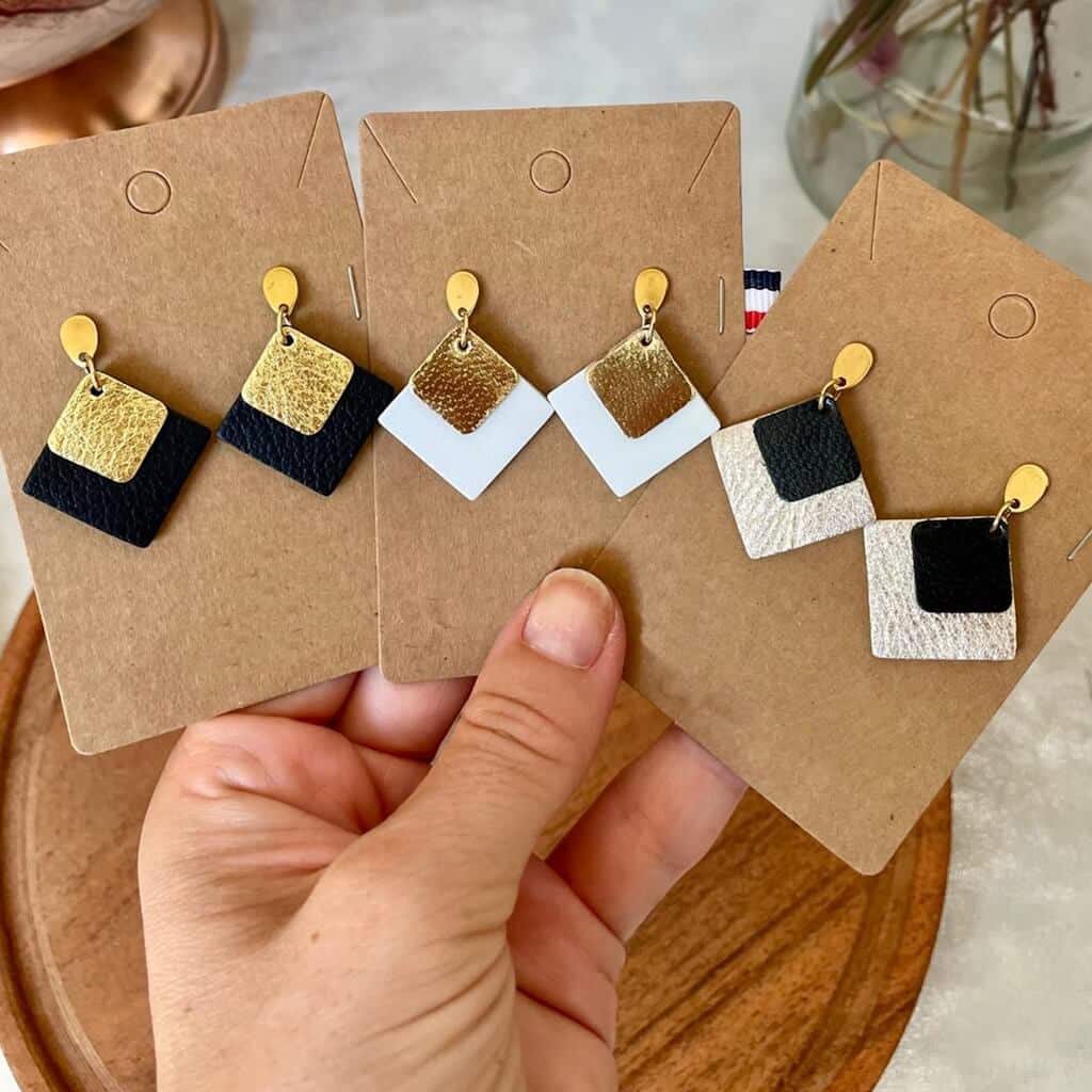 Boucles oreilles pendantes fantaisie carré cuir coloré