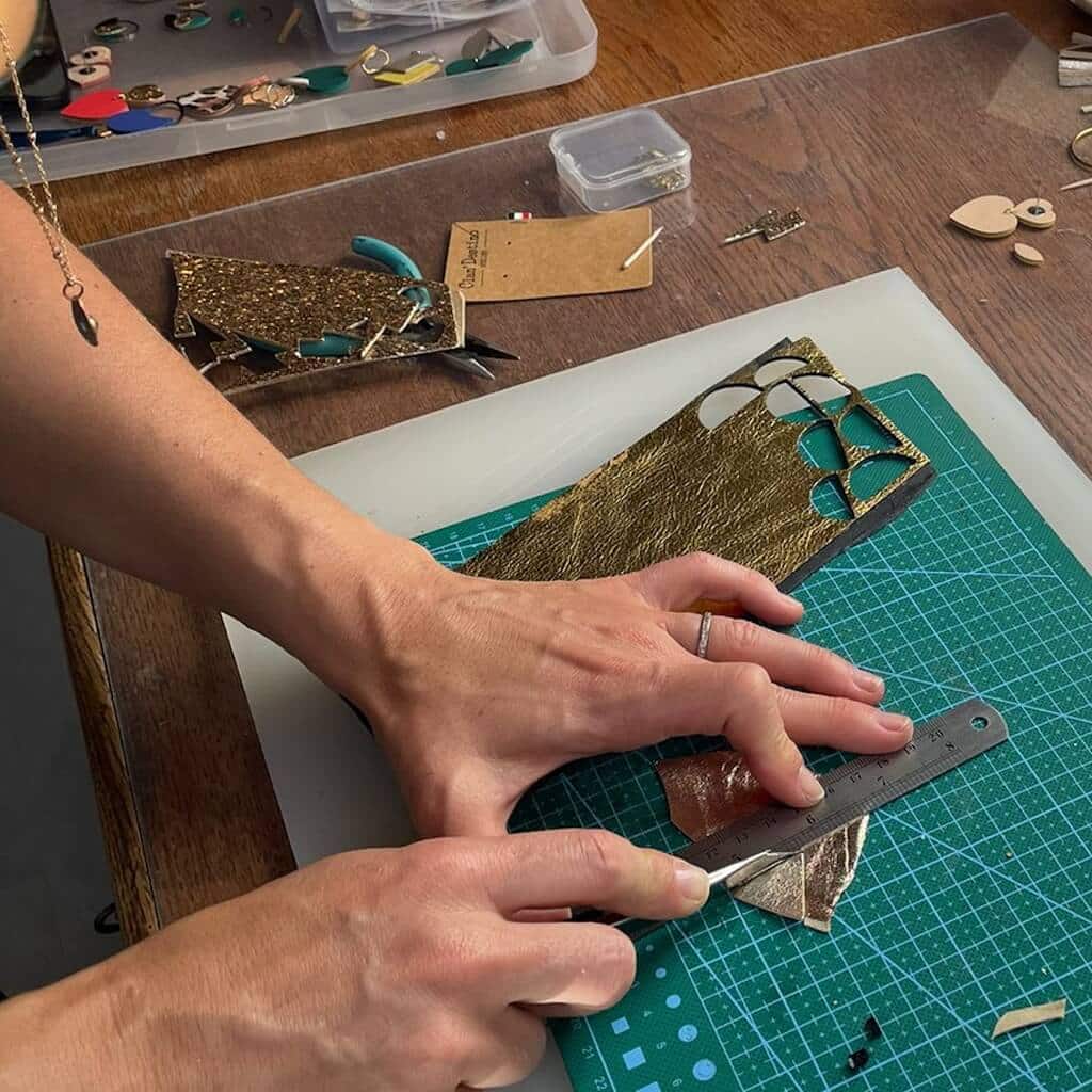 fabrication boucles oreilles cuir recyclé_geste artisanal