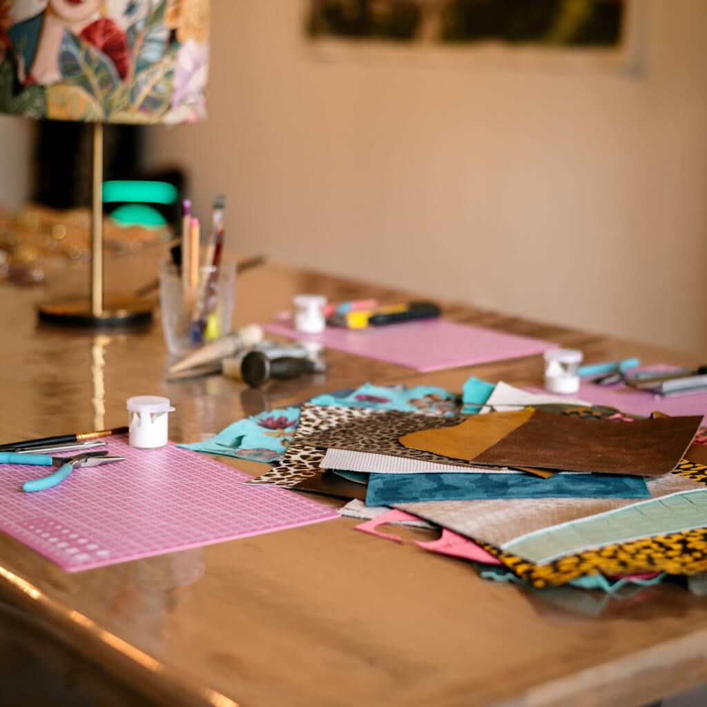 fabrication boucles oreilles fantaisie cuir coloré recyclé