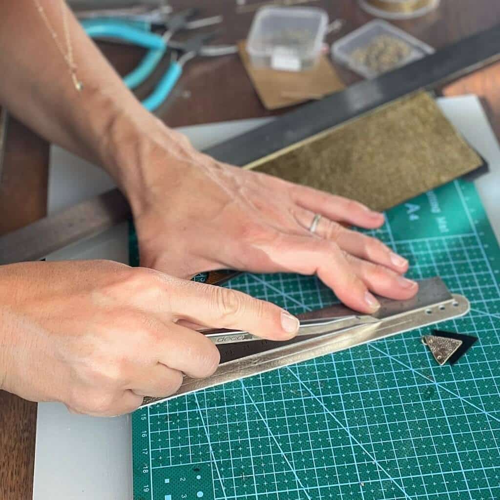 fabrication boucles oreilles fantaisie cuir recyclé : geste de découpe